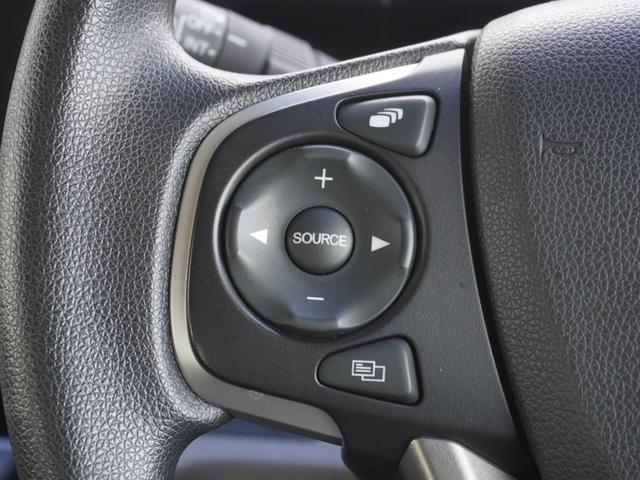 ◆オーディオリモコンスイッチ◆ハンドルにスイッチが装備されてます。視点をそらすことなく、ボリューム調整・オーディオソース切替・選曲が出来ます。安全運転しながら操作が可能になりました。