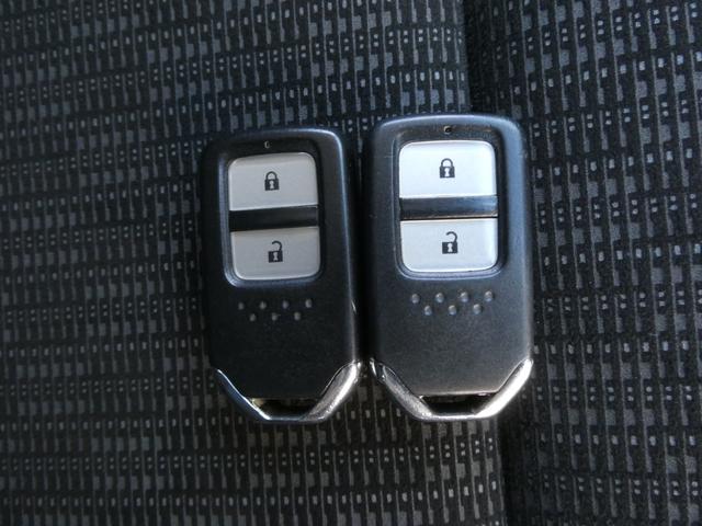 フィット １３Ｇ・Ｆパッケージ　ワンオーナー　７インチメモリーナビ　バックカメラ　ＥＴＣ　Ｂｌｕｅｔｏｏｔｈ　ＵＳＢ入力端子　スマートキー　スマートキー　マニュアルエアコン　フルセグ　ＣＤ　ＤＶＤ　アイドリングストップ　禁煙車（17枚目）