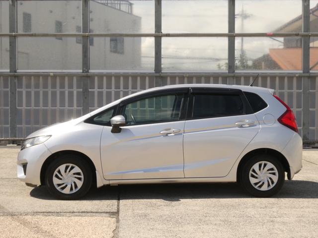 フィット １３Ｇ・Ｆパッケージ　ワンオーナー　７インチメモリーナビ　バックカメラ　ＥＴＣ　Ｂｌｕｅｔｏｏｔｈ　ＵＳＢ入力端子　スマートキー　スマートキー　マニュアルエアコン　フルセグ　ＣＤ　ＤＶＤ　アイドリングストップ　禁煙車（30枚目）