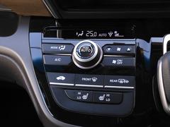 オートエアコンは温度を設定すれば自動で快適な状態をキープしてくれるので運転中の温度操作が減り安全面でも安心ですね。 6