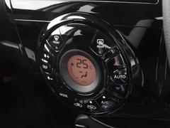 オートエアコンは温度を設定すれば自動で快適な状態をキープしてくれるので運転中の温度操作が減り安全面でも安心ですね。 7