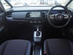 視界広々で非常に運転しやすくロングドライブでも疲れを感じさせないすっきりとまとまったインパネ周りです。 7
