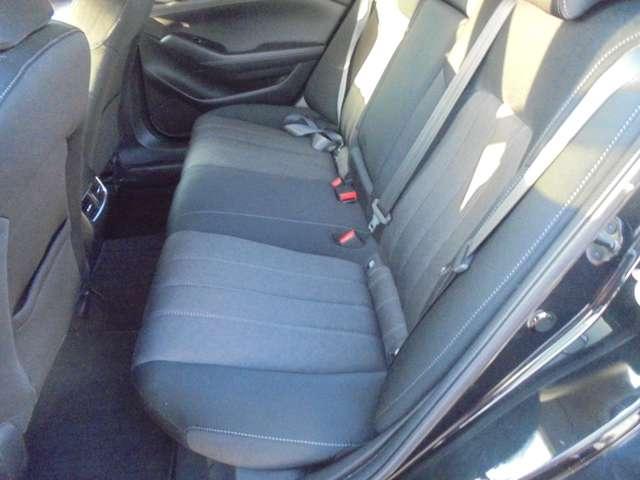リアシートも広々快適。