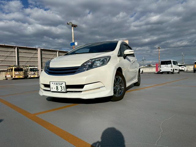 ノート ライダー　Ｖセレクション＋セーフティ　ドライブレコーダー　ＥＴＣ　バックカメラ　ナビ　衝突被害軽減システム　アルミホイール　スマートキー　アイドリングストップ　ＡＴ　盗難防止システム　衝突安全ボディ　ＡＢＳ　ＥＳＣ（2枚目）