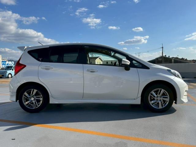 ノート ライダー　Ｖセレクション＋セーフティ　ドライブレコーダー　ＥＴＣ　バックカメラ　ナビ　衝突被害軽減システム　アルミホイール　スマートキー　アイドリングストップ　ＡＴ　盗難防止システム　衝突安全ボディ　ＡＢＳ　ＥＳＣ（3枚目）