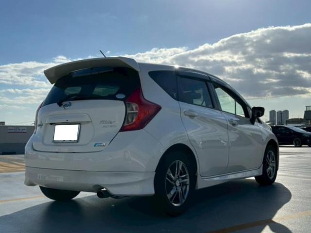 ノート ライダー　Ｖセレクション＋セーフティ　ドライブレコーダー　ＥＴＣ　バックカメラ　ナビ　衝突被害軽減システム　アルミホイール　スマートキー　アイドリングストップ　ＡＴ　盗難防止システム　衝突安全ボディ　ＡＢＳ　ＥＳＣ（4枚目）