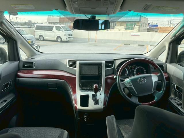 アルファード ２４０Ｓ　バックカメラ　ＴＶ　クリアランスソナー　両側スライド・片側電動　ＨＩＤ　スマートキー　後席モニター　３列シート　オットマン　ＣＶＴ　アルミホイール　ＣＤ　ＤＶＤ再生　ミュージックプレイヤー接続可（4枚目）