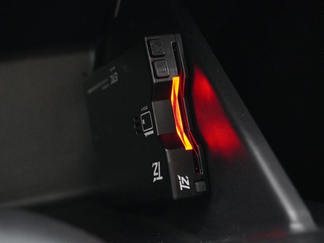 フィット ベーシック　ワンオーナー　ＣＤチューナー　ＥＴＣ　マニュアルエアコン　パワーウインドウ　パワースライド　スマートキー　電動格納ドアミラー　盗難防止装置　横滑り防止装置　アイドリングストップ　ＡＢＳ　禁煙車（4枚目）