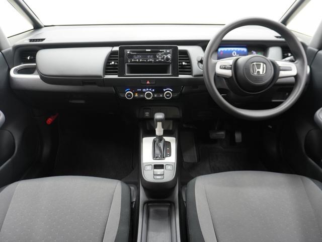 フィット ベーシック　ワンオーナー　ＣＤチューナー　ＥＴＣ　マニュアルエアコン　パワーウインドウ　パワースライド　スマートキー　電動格納ドアミラー　盗難防止装置　横滑り防止装置　アイドリングストップ　ＡＢＳ　禁煙車（6枚目）