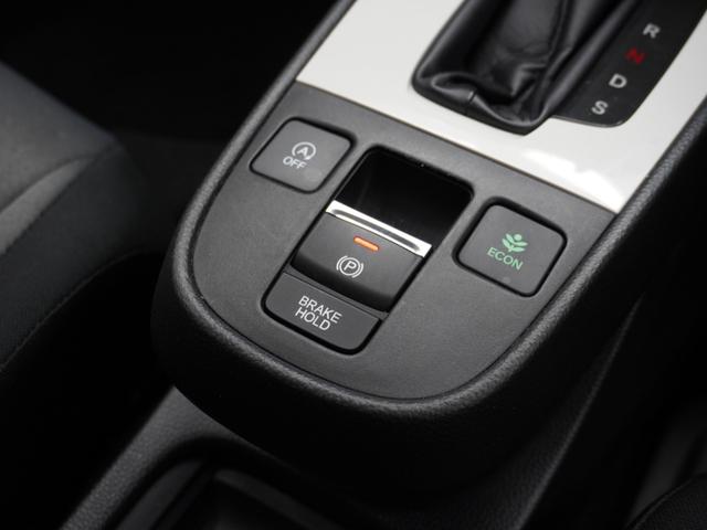 フィット ベーシック　ワンオーナー　ＣＤチューナー　ＥＴＣ　マニュアルエアコン　パワーウインドウ　パワースライド　スマートキー　電動格納ドアミラー　盗難防止装置　横滑り防止装置　アイドリングストップ　ＡＢＳ　禁煙車（16枚目）