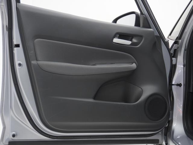 フィット ベーシック　ワンオーナー　ＣＤチューナー　ＥＴＣ　マニュアルエアコン　パワーウインドウ　パワースライド　スマートキー　電動格納ドアミラー　盗難防止装置　横滑り防止装置　アイドリングストップ　ＡＢＳ　禁煙車（43枚目）