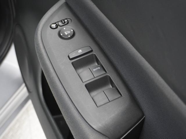 フィット ベーシック　ワンオーナー　ＣＤチューナー　ＥＴＣ　マニュアルエアコン　パワーウインドウ　パワースライド　スマートキー　電動格納ドアミラー　盗難防止装置　横滑り防止装置　アイドリングストップ　ＡＢＳ　禁煙車（45枚目）