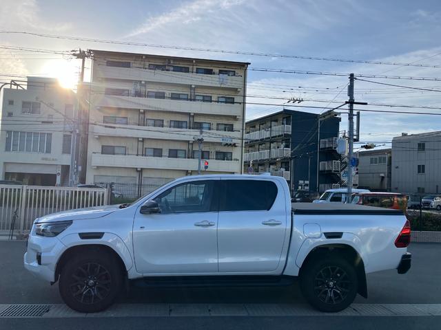 ハイラックス Ｚ　ＧＲスポーツ　ナビ　全方位カメラ　ドラレコ　衝突被害軽減ブレーキ　純正アルミホイール　フォグライト　スマートキー　オートクルーズ　フルオートエアコン　横滑防止装置　パートタイム４ＷＤ（16枚目）