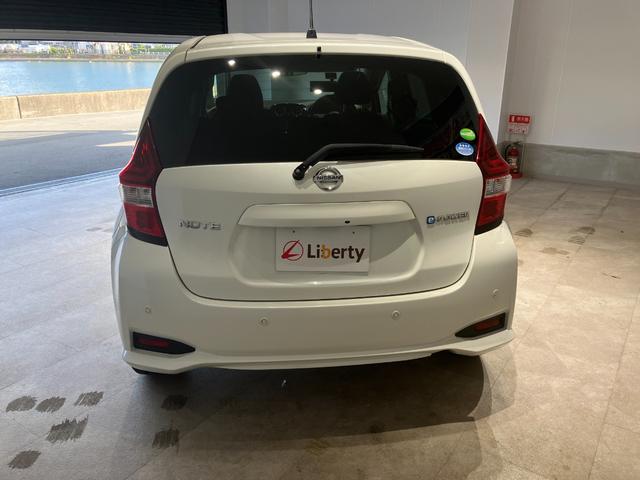 ノート ｅ－パワー　Ｘ　ナビ　ＥＴＣ　衝突被害軽減ブレーキ　純正アルミホイール　電動格納式ミラー　パーキングセンサー　レーンキープアシスト　横滑り防止機能　オートエアコン　ステアリングスイッチ　パワーウィンドウ（13枚目）