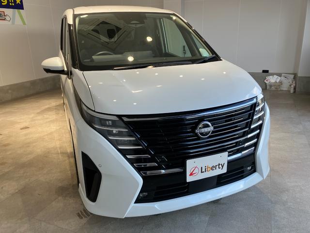 セレナ ハイウェイスターＶ　純正ナビ　全方位カメラ　ＥＴＣ　両側電動スライドドア　アダプティブクルーズコントロール　電子パーキング　オートブレーキホールド　デジタルインナーミラー　純正アルミホール　ＬＥＤヘッドライト（11枚目）