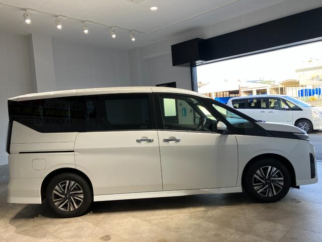 セレナ ハイウェイスターＶ　純正ナビ　全方位カメラ　ＥＴＣ　両側電動スライドドア　アダプティブクルーズコントロール　電子パーキング　オートブレーキホールド　デジタルインナーミラー　純正アルミホール　ＬＥＤヘッドライト（12枚目）