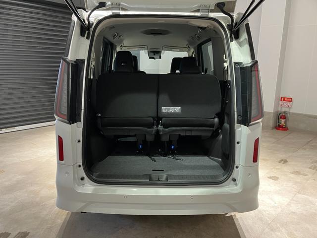 セレナ ハイウェイスターＶ　純正ナビ　全方位カメラ　ＥＴＣ　両側電動スライドドア　アダプティブクルーズコントロール　電子パーキング　オートブレーキホールド　デジタルインナーミラー　純正アルミホール　ＬＥＤヘッドライト（18枚目）