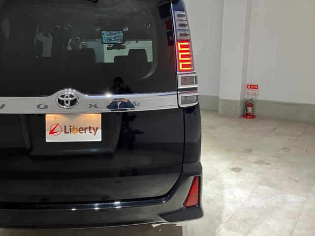 ヴォクシー ＺＳ　煌ＩＩＩ　ナビ　バックカメラ　後席モニター　ＥＴＣ　両側電動スライドドア　衝突被害軽減ブレーキ　レーンキープアシスト　純正アルミホイール　スマートキー　オートライト　ステアリングスイッチ　ＬＥＤヘッドライト（22枚目）