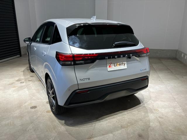 ノート X 純正ナビ 全方位カメラ ETC 衝突被害軽減ブレーキ 電子パーキング オートブレーキホールド 純正アルミホイール ステアリングスイッチ スマートキー オートライト 電動格納式ミラー(13枚目)