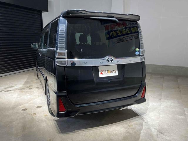 ヴォクシー ＺＳ　煌　純正ナビ　バックカメラ　ＥＴＣ　両側電動スライドドア　Ｂｌｕｅｔｏｏｔｈ　衝突被害軽減ブレーキ　レーンキープアシスト　純正アルミホイール　ステアリングスイッチ　シートバックテーブル　ロールサンシェード（12枚目）