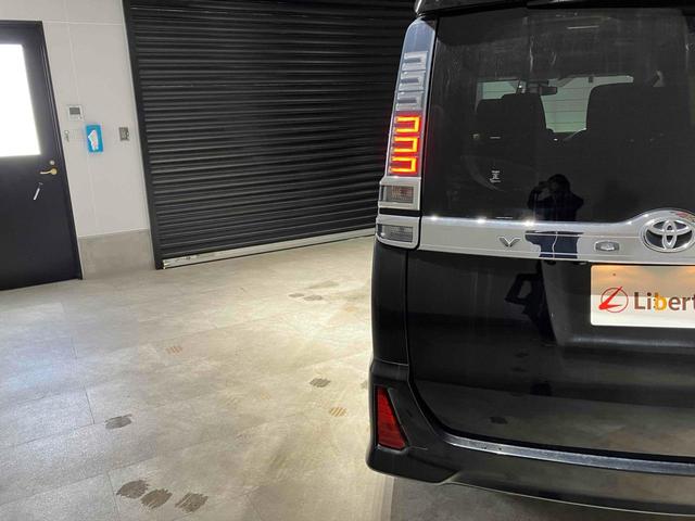 ヴォクシー ＺＳ　煌　純正ナビ　バックカメラ　ＥＴＣ　両側電動スライドドア　Ｂｌｕｅｔｏｏｔｈ　衝突被害軽減ブレーキ　レーンキープアシスト　純正アルミホイール　ステアリングスイッチ　シートバックテーブル　ロールサンシェード（18枚目）