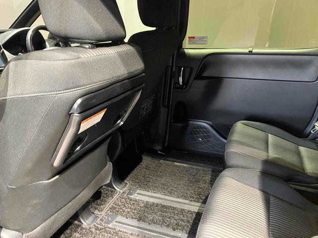 ヴォクシー ＺＳ　煌　純正ナビ　バックカメラ　ＥＴＣ　両側電動スライドドア　Ｂｌｕｅｔｏｏｔｈ　衝突被害軽減ブレーキ　レーンキープアシスト　純正アルミホイール　ステアリングスイッチ　シートバックテーブル　ロールサンシェード（28枚目）