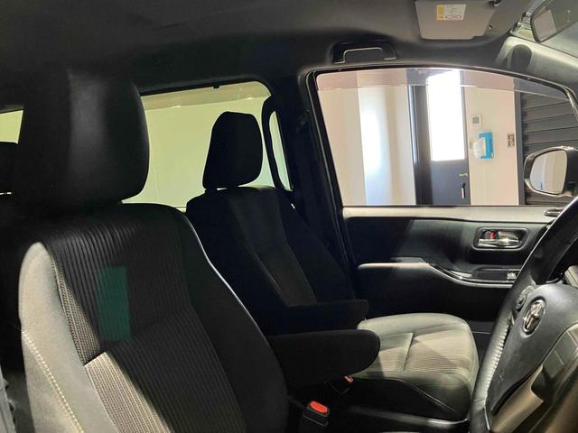 ヴォクシー ＺＳ　煌　純正ナビ　バックカメラ　ＥＴＣ　両側電動スライドドア　Ｂｌｕｅｔｏｏｔｈ　衝突被害軽減ブレーキ　レーンキープアシスト　純正アルミホイール　ステアリングスイッチ　シートバックテーブル　ロールサンシェード（30枚目）