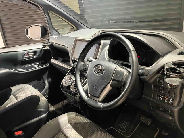 ヴォクシー ＺＳ　煌　純正ナビ　バックカメラ　ＥＴＣ　両側電動スライドドア　Ｂｌｕｅｔｏｏｔｈ　衝突被害軽減ブレーキ　レーンキープアシスト　純正アルミホイール　ステアリングスイッチ　シートバックテーブル　ロールサンシェード（33枚目）