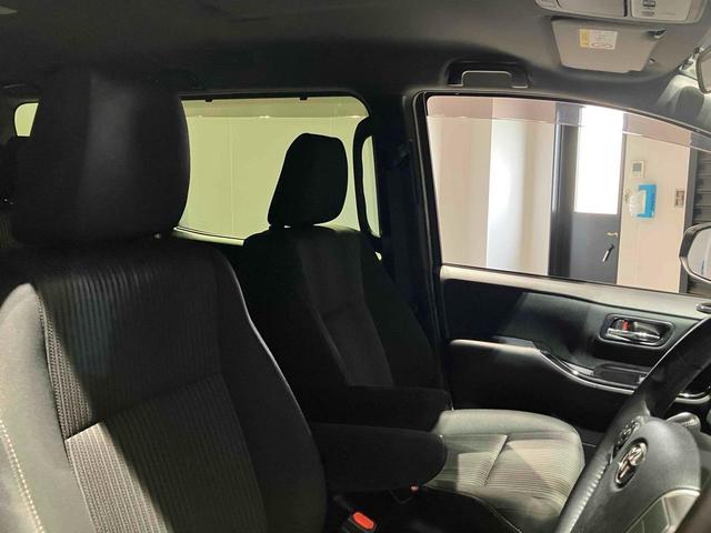 ヴォクシー ＺＳ　煌　純正ナビ　バックカメラ　ＥＴＣ　両側電動スライドドア　Ｂｌｕｅｔｏｏｔｈ　衝突被害軽減ブレーキ　レーンキープアシスト　純正アルミホイール　ステアリングスイッチ　シートバックテーブル　ロールサンシェード（34枚目）