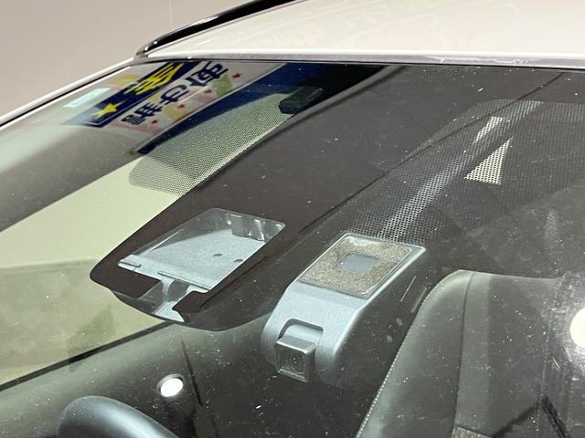 アクア クロスオーバー　純正ナビ　バックカメラ　ＥＴＣ　Ｂｌｕｅｔｏｏｔｈ接続　純正アルミホイール　ルーフレール　衝突被害軽減ブレーキ　レーンキープアシスト　オートハイビーム　シートヒーター　スマートキー　電動格納式ミラー（8枚目）