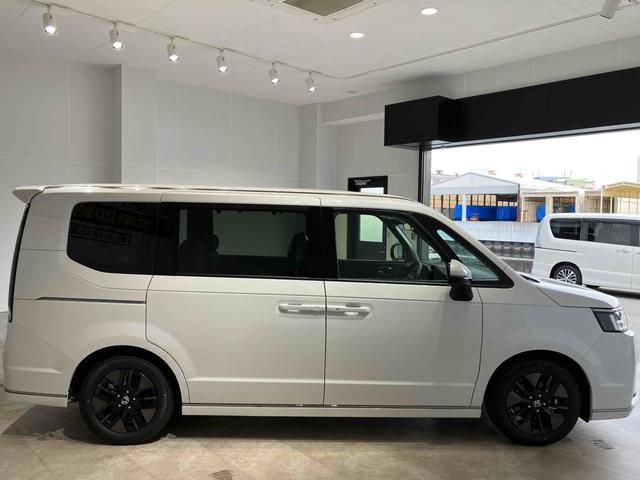 ステップワゴン スパーダ HondaSENSING 両側電動スライドドア 追従型クルーズコントロール 純正アルミホイール 電動リアゲート 電子パーキング オートブレーキホールド シートヒーター 後席エアコン 2列目オットマン(9枚目)