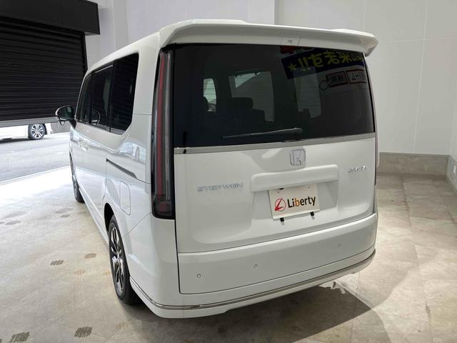 ステップワゴン スパーダ HondaSENSING 両側電動スライドドア 追従型クルーズコントロール 純正アルミホイール 電動リアゲート 電子パーキング オートブレーキホールド シートヒーター 後席エアコン 2列目オットマン(10枚目)
