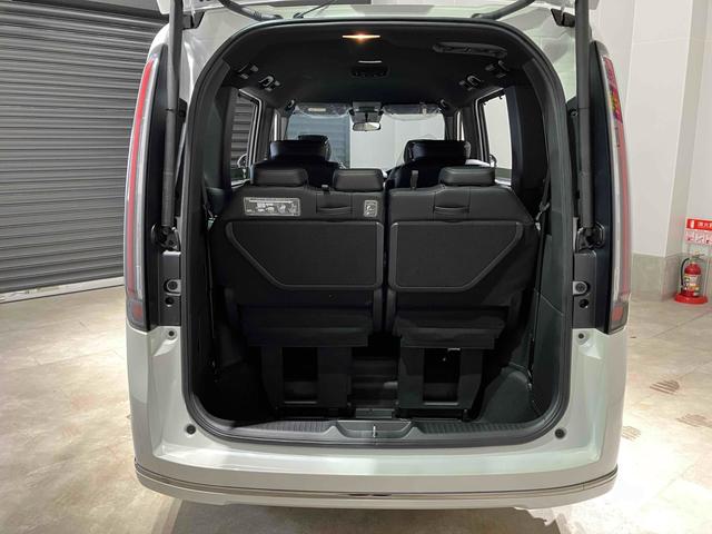 ステップワゴン スパーダ HondaSENSING 両側電動スライドドア 追従型クルーズコントロール 純正アルミホイール 電動リアゲート 電子パーキング オートブレーキホールド シートヒーター 後席エアコン 2列目オットマン(13枚目)