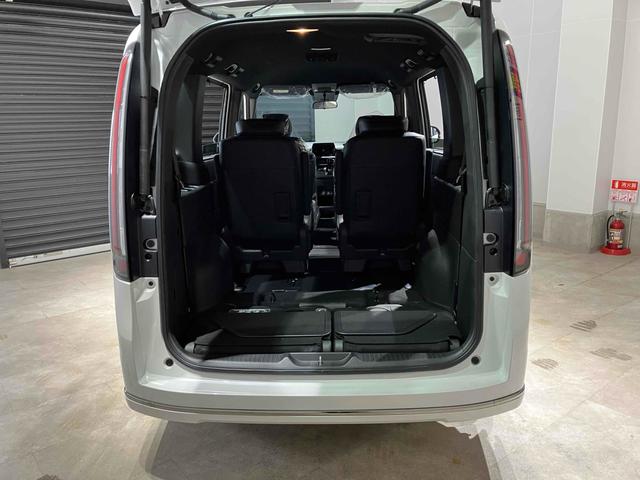 ステップワゴン スパーダ HondaSENSING 両側電動スライドドア 追従型クルーズコントロール 純正アルミホイール 電動リアゲート 電子パーキング オートブレーキホールド シートヒーター 後席エアコン 2列目オットマン(14枚目)