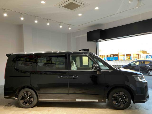 ステップワゴン スパーダ　ＨｏｎｄａＳＥＮＳＩＮＧ　両側電動スライドドア　電動リアゲート　アダプティブクルーズ　純正アルミホイール　オートライト　スマートキー　電動格納ミラー　シートヒーター　３列シート（9枚目）