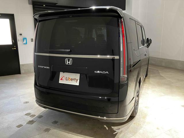 ステップワゴン スパーダ　ＨｏｎｄａＳＥＮＳＩＮＧ　両側電動スライドドア　電動リアゲート　アダプティブクルーズ　純正アルミホイール　オートライト　スマートキー　電動格納ミラー　シートヒーター　３列シート（12枚目）