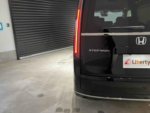 ステップワゴン スパーダ　ＨｏｎｄａＳＥＮＳＩＮＧ　両側電動スライドドア　電動リアゲート　アダプティブクルーズ　純正アルミホイール　オートライト　スマートキー　電動格納ミラー　シートヒーター　３列シート（18枚目）