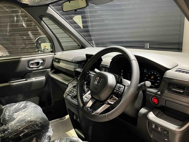 ステップワゴン スパーダ　ＨｏｎｄａＳＥＮＳＩＮＧ　両側電動スライドドア　電動リアゲート　アダプティブクルーズ　純正アルミホイール　オートライト　スマートキー　電動格納ミラー　シートヒーター　３列シート（24枚目）