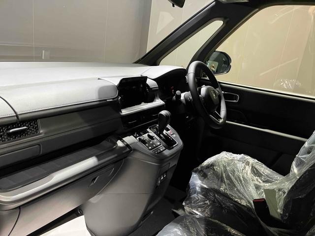 ステップワゴン スパーダ　ＨｏｎｄａＳＥＮＳＩＮＧ　両側電動スライドドア　電動リアゲート　アダプティブクルーズ　純正アルミホイール　オートライト　スマートキー　電動格納ミラー　シートヒーター　３列シート（26枚目）