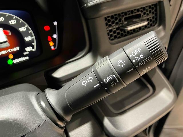 ステップワゴン スパーダ　ＨｏｎｄａＳＥＮＳＩＮＧ　両側電動スライドドア　電動リアゲート　アダプティブクルーズ　純正アルミホイール　オートライト　スマートキー　電動格納ミラー　シートヒーター　３列シート（39枚目）