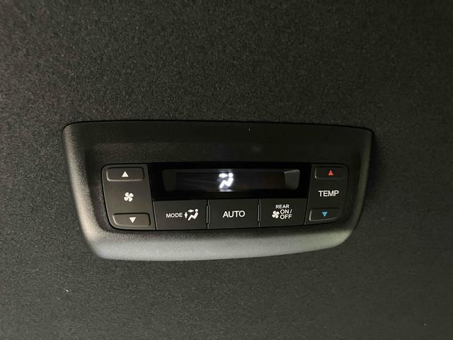 ステップワゴン スパーダ　ＨｏｎｄａＳＥＮＳＩＮＧ　両側電動スライドドア　電動リアゲート　アダプティブクルーズ　純正アルミホイール　オートライト　スマートキー　電動格納ミラー　シートヒーター　３列シート（46枚目）