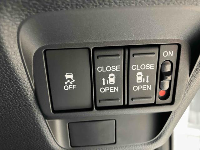 フリード ｅ：ＨＥＶエアー　クリアランスソナー　オートクルーズコントロール　衝突被害軽減システム　両側電動スライドドア　オートライト　ＬＥＤヘッドランプ　スマートキー　電動格納ミラー　３列シート　ウォークスルー（5枚目）