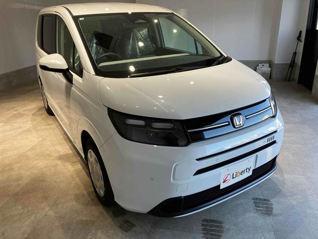 フリード ｅ：ＨＥＶエアー　クリアランスソナー　オートクルーズコントロール　衝突被害軽減システム　両側電動スライドドア　オートライト　ＬＥＤヘッドランプ　スマートキー　電動格納ミラー　３列シート　ウォークスルー（7枚目）