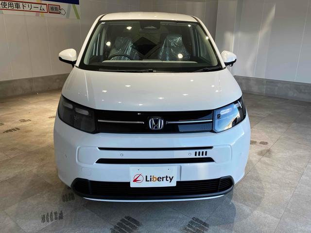 フリード ｅ：ＨＥＶエアー　クリアランスソナー　オートクルーズコントロール　衝突被害軽減システム　両側電動スライドドア　オートライト　ＬＥＤヘッドランプ　スマートキー　電動格納ミラー　３列シート　ウォークスルー（8枚目）