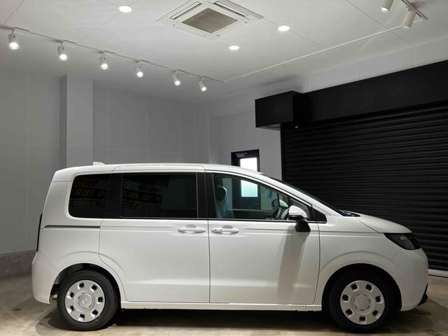 フリード ｅ：ＨＥＶエアー　クリアランスソナー　オートクルーズコントロール　衝突被害軽減システム　両側電動スライドドア　オートライト　ＬＥＤヘッドランプ　スマートキー　電動格納ミラー　３列シート　ウォークスルー（10枚目）