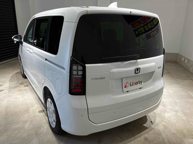 フリード ｅ：ＨＥＶエアー　クリアランスソナー　オートクルーズコントロール　衝突被害軽減システム　両側電動スライドドア　オートライト　ＬＥＤヘッドランプ　スマートキー　電動格納ミラー　３列シート　ウォークスルー（11枚目）