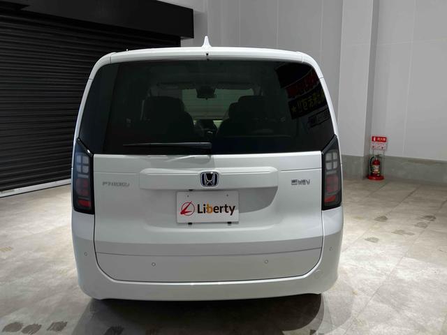 フリード ｅ：ＨＥＶエアー　クリアランスソナー　オートクルーズコントロール　衝突被害軽減システム　両側電動スライドドア　オートライト　ＬＥＤヘッドランプ　スマートキー　電動格納ミラー　３列シート　ウォークスルー（12枚目）