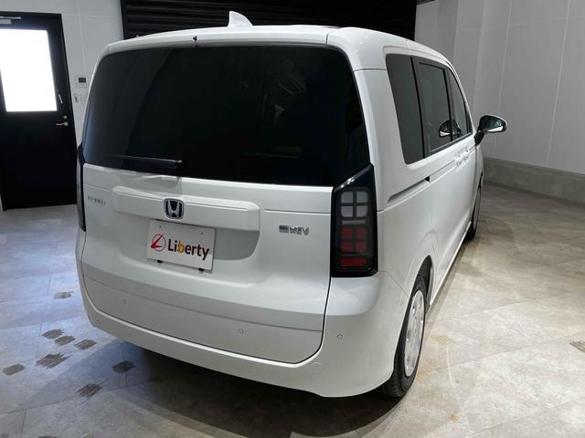 フリード ｅ：ＨＥＶエアー　クリアランスソナー　オートクルーズコントロール　衝突被害軽減システム　両側電動スライドドア　オートライト　ＬＥＤヘッドランプ　スマートキー　電動格納ミラー　３列シート　ウォークスルー（13枚目）