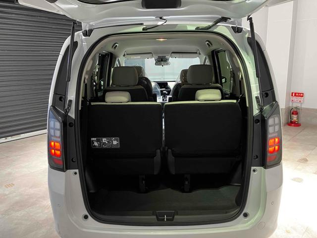 フリード ｅ：ＨＥＶエアー　クリアランスソナー　オートクルーズコントロール　衝突被害軽減システム　両側電動スライドドア　オートライト　ＬＥＤヘッドランプ　スマートキー　電動格納ミラー　３列シート　ウォークスルー（15枚目）