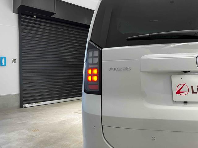 フリード ｅ：ＨＥＶエアー　クリアランスソナー　オートクルーズコントロール　衝突被害軽減システム　両側電動スライドドア　オートライト　ＬＥＤヘッドランプ　スマートキー　電動格納ミラー　３列シート　ウォークスルー（18枚目）